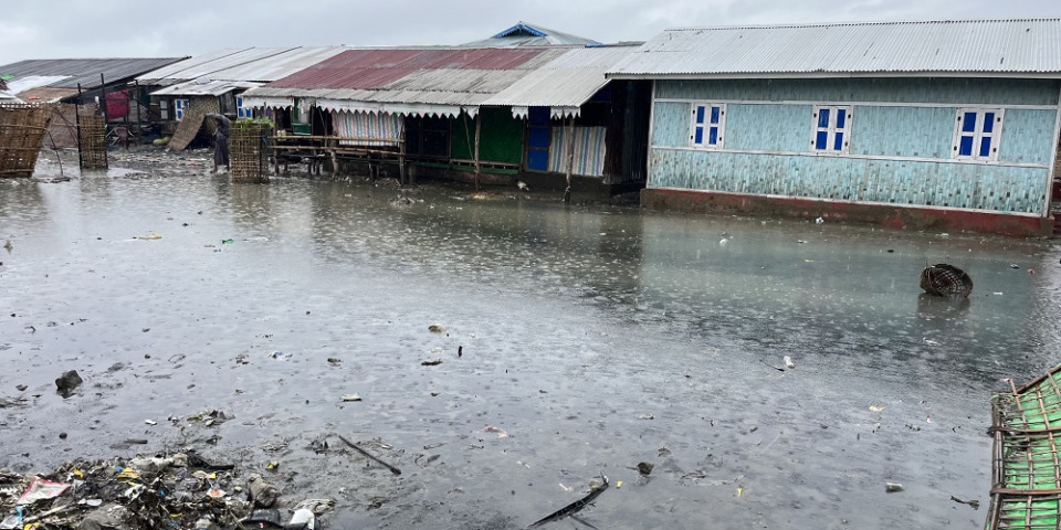 2023年颶風摩卡侵襲緬甸造成災情，若開邦居民居住區淹水，屋頂也被吹翻。