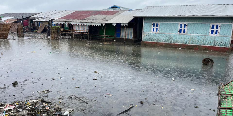 颶風摩卡侵襲的一個月後，在緬甸包多鎮（Pauktaw）的奴特耶營地（A Nout Ye camp）無國界醫生目睹許多地方被破壞。©MSF