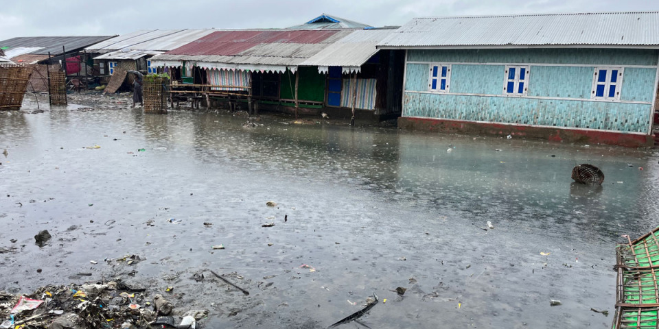 颶風摩卡侵襲的一個月後,在緬甸包多鎮(Pauktaw)的奴特耶營地(A Nout Ye camp)無國界醫生目睹許多地方被破壞。©MSF