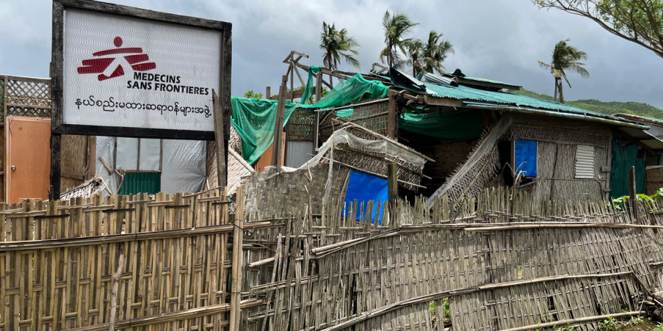 6月22日，熱帶氣旋摩卡侵襲緬甸過後的一個月，位於緬甸拉欽邦Pauktaw地區的Kein Nyin Pyin營地中，無國界醫生診所目睹許多地區被破壞。© MSF