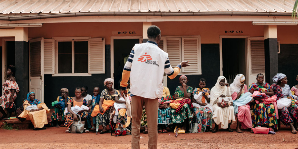 2023年3月，一名無國界醫生的健康推廣員在中非共和國波木省的邦加蘇地區大學醫院（HRUB）為等候諮詢的婦女提供有關家庭健康服務的資訊。 ©Julien Dewarichet