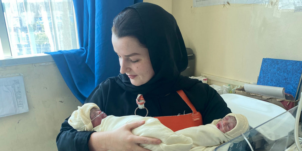 瑞秋．科伊爾（Rachel Coyle）在無國界醫生位在葉門的塔伊茲胡班醫院擔任助產士。© MSF