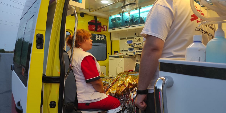 一名重傷患者遭受導彈嚴重襲擊，無國界醫生在送醫途中提供急救護理。©Yuliia Trofimova/MSF