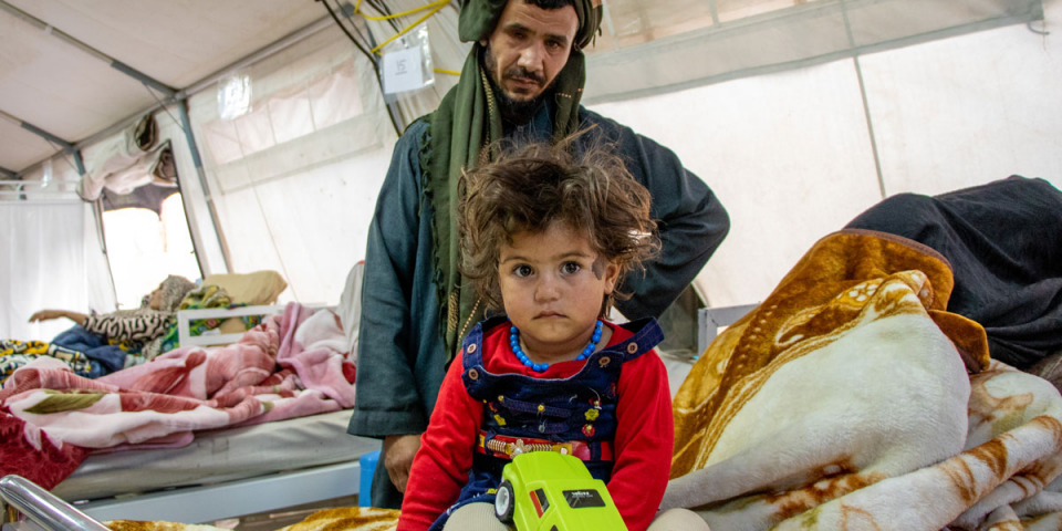 阿富汗地震生還者馬利克（Farhah Din Malik）與他的女兒。©Paul Odongo/MSF