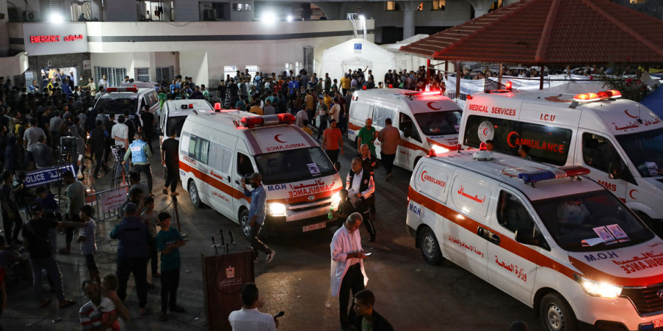 什法醫院急診處前擠滿載著傷患的救護車。©Dawood Nemer/AFP