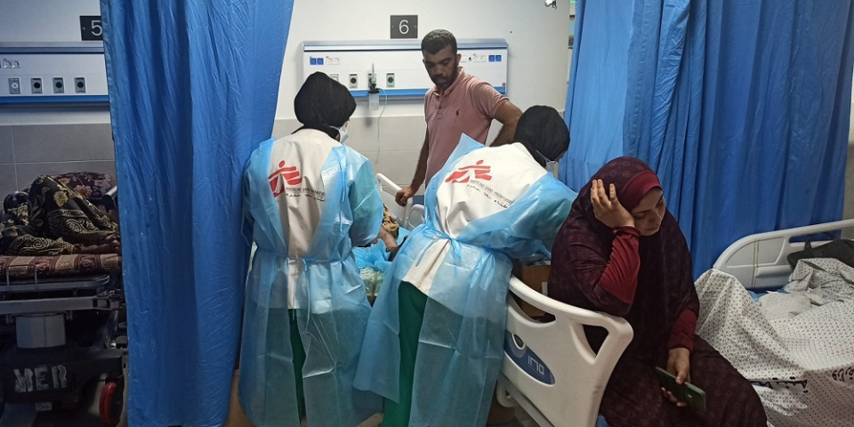 無國界醫生的工作人員在加薩的什法醫院治療一名年輕的傷患。
