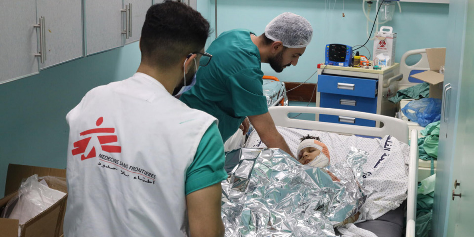 無國界醫生的一些當地同事至今仍持續地在加薩為傷患提供支援。2023年10月19日攝於什法醫院（Al Shifa Hospital）。© Mohammad Masri 