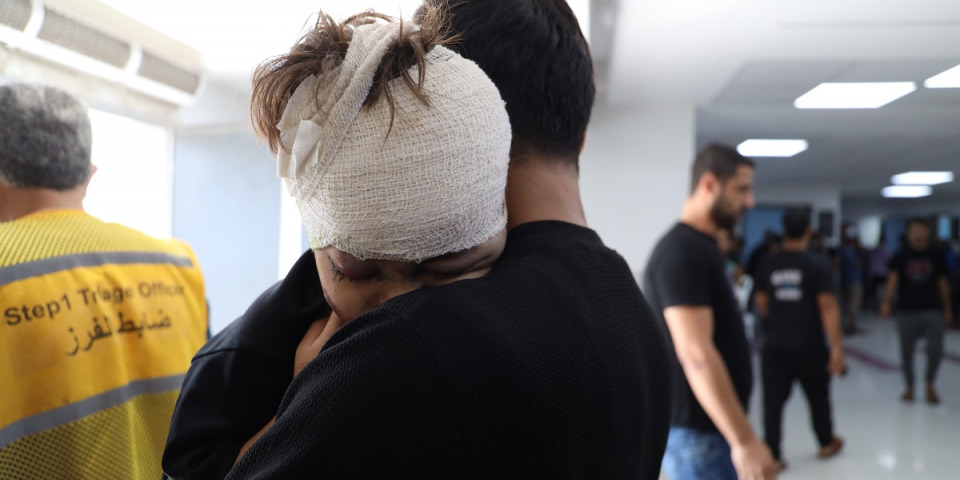 一位在加薩空襲中受傷的小男孩在什法（Al Shifa）醫院接受治療後擁抱他的爸爸，攝於2023年10月19日。