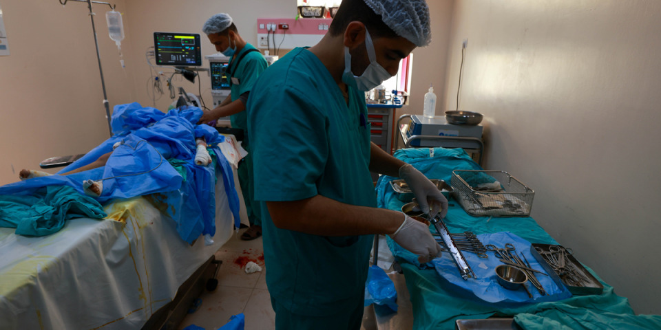 兩名無國界醫生在加薩阿克薩醫院進行手術。攝於2023年11月29日。© MSF