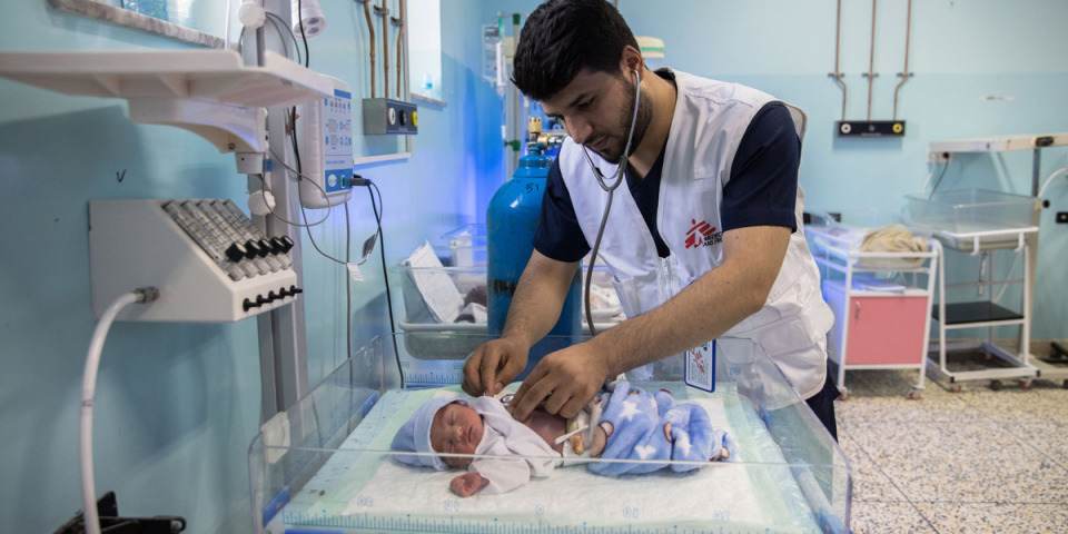 一名無國界醫生幫一名剛出生兩小時的八個月早產兒做檢查。攝於2023年10月30日。 ©Oriane Zerah