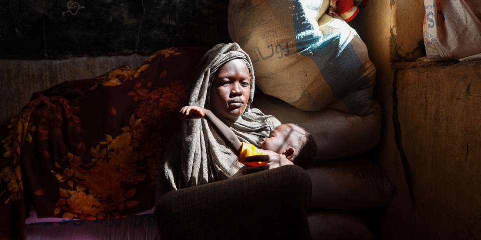 瓦德麥達尼的一名流離失所者母親與她的孩子。攝於2023年12月。©Fais Abubakr