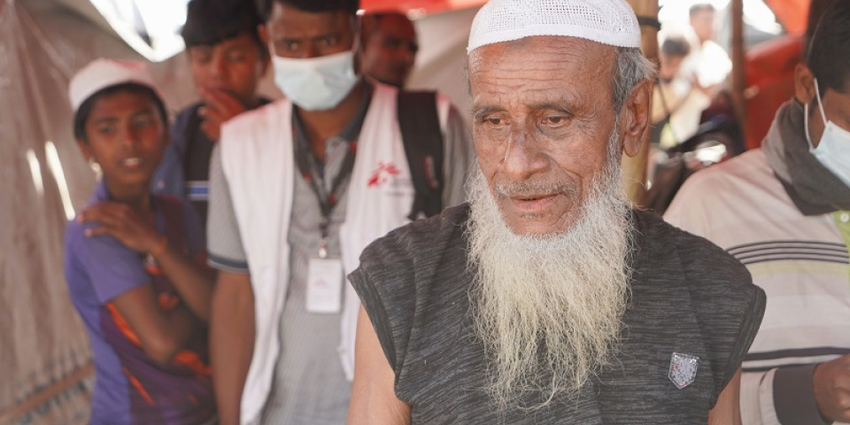 薩瓦那·烏拉在巴魯哈利的無國界醫生診所擔任人道事務聯絡員，他的家也受到大火影響。