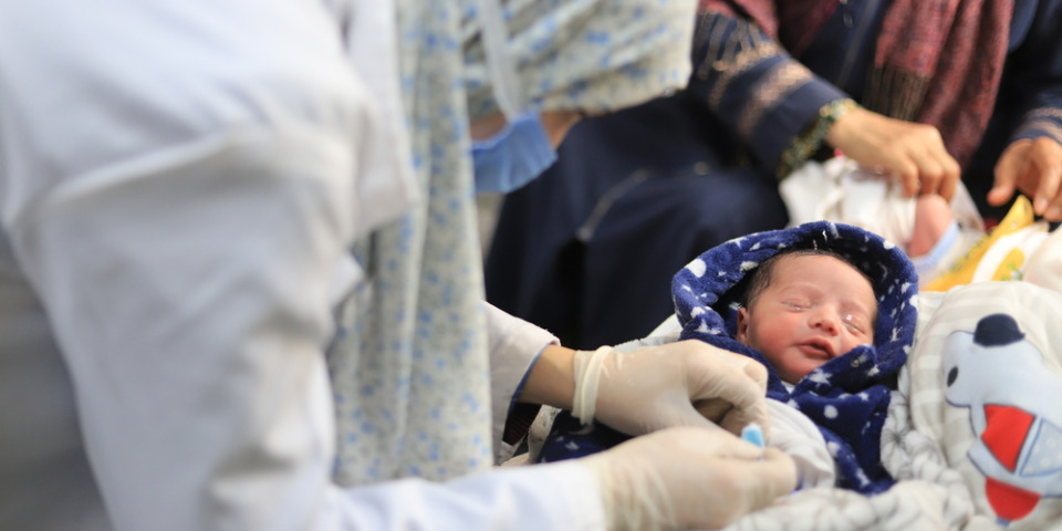 據世界衛生組織（WHO）報告，加薩有5萬名懷孕婦女，每天有超過180名婦女分娩。由於醫療體系崩潰，南加薩的拉法有150萬人流離失所，醫院面臨著醫療需求激增的壓力。攝於2024年1月15日。©Mariam Abu Dagga/MSF