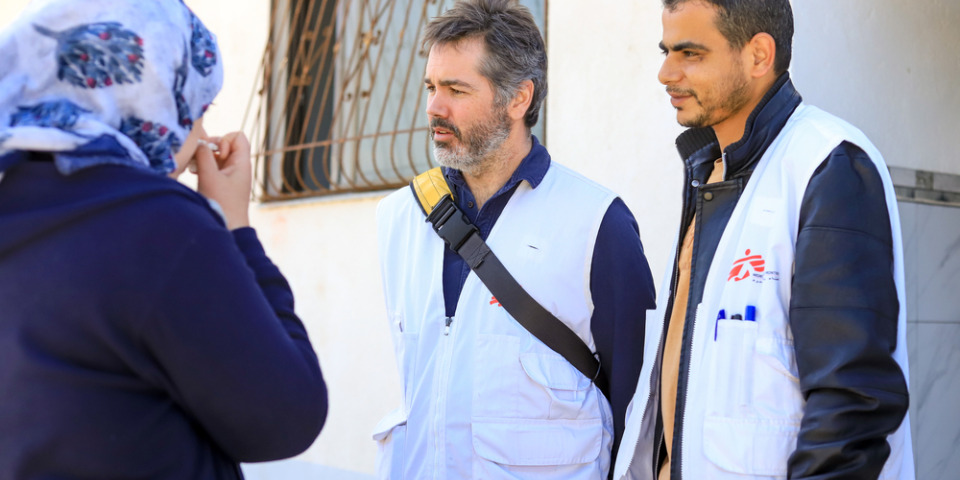 無國界醫生秘書長克里斯多夫．洛克耶（Christopher Lockyear）訪問加薩並與當地民眾交談，右邊是無國界醫生的護理長Mo'men。攝於2024年2月19日。©Mariam Abu Dagga
