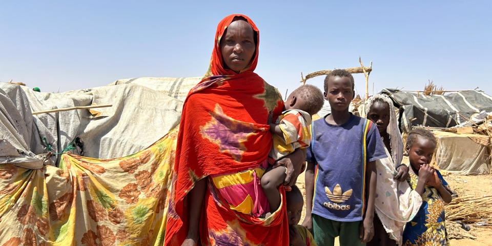 卡圖瑪（ Khartouma ）在逃離蘇丹西達夫後，避難於查德東部的阿德雷營地。她帶著六個孩子，年齡從 9 個月到 15 歲不等，在過境難民營內過著艱苦的生活，當地極度缺乏食物、水和醫療設施。©MSF