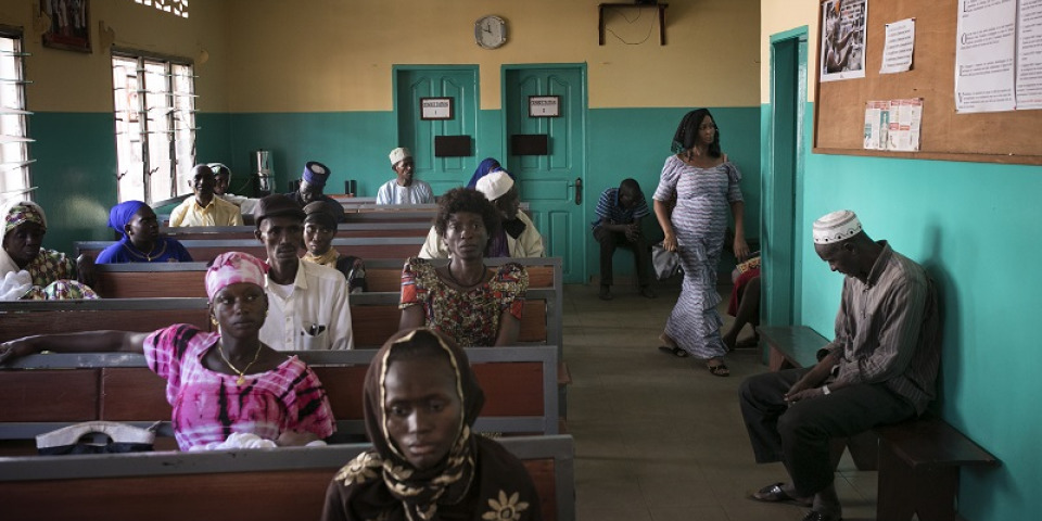 無國界醫生支援的愛滋病毒中心的門診部等候區，拍攝自幾內亞的柯那克里。