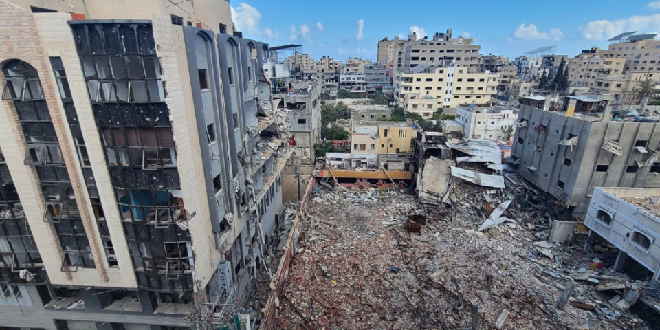 無國界醫生診所附近的加薩市街區建築物被摧毀全貌。攝於2024 年 6 月。©MSF