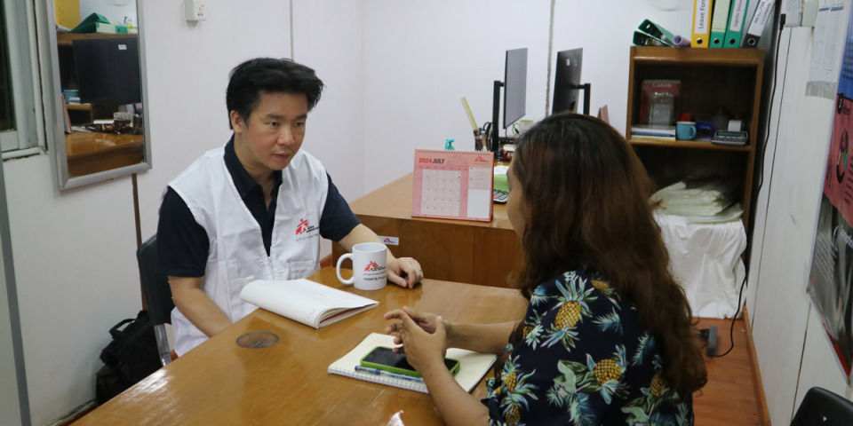 無國界醫生日本總幹事村田信二郎與翁山(Aung San)肺結核醫院的員工談話。©MSF
