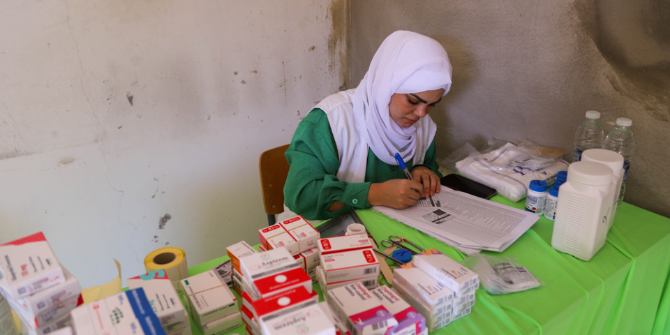 無國界醫生的配藥員海拉·胡賽(Hala Hussein)將處方藥物發給病患。©Salam Daoud/MSF