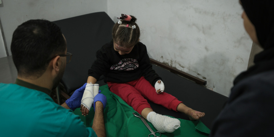 無國界醫生一名護理師正在處理一名女孩的燒傷。2024年12月。© MSF