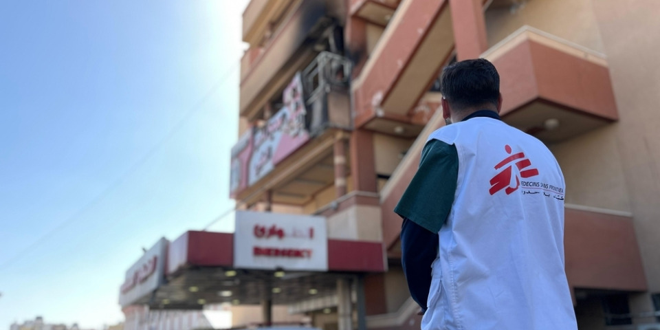 3月23日,以色列軍隊攻擊醫院住院外科部,據衛生部稱,事件造成兩人死亡。組織的團隊確認有多人受傷,其中一人由我們的創傷部接收;醫院建築亦嚴重損毀。©MSF