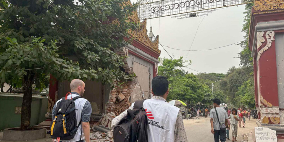 無國界醫生志工在曼德勒的行動診所提供心理急救。緬甸2025 ©MSF