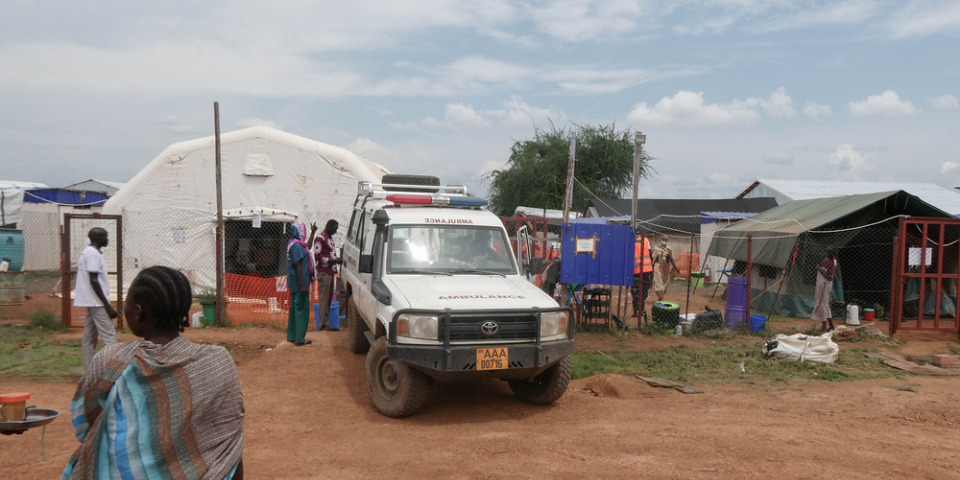 2025年6月,一輛無國界醫生救護車將病人送到位於南蘇丹的霍亂治療中心。© MSF