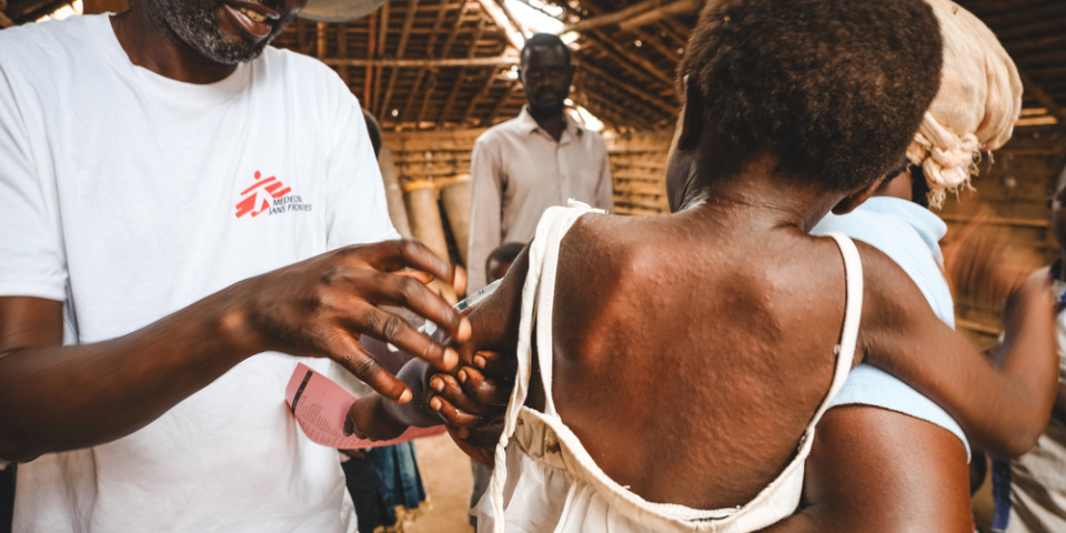 無國界醫生團隊進駐位於北烏班吉省（North Ubangi）的布辛加（Businga）區，為當地兒童進行麻疹疫苗接種以預防疫情發生。攝於2025年5月5日，剛果民主共和國。© MSF