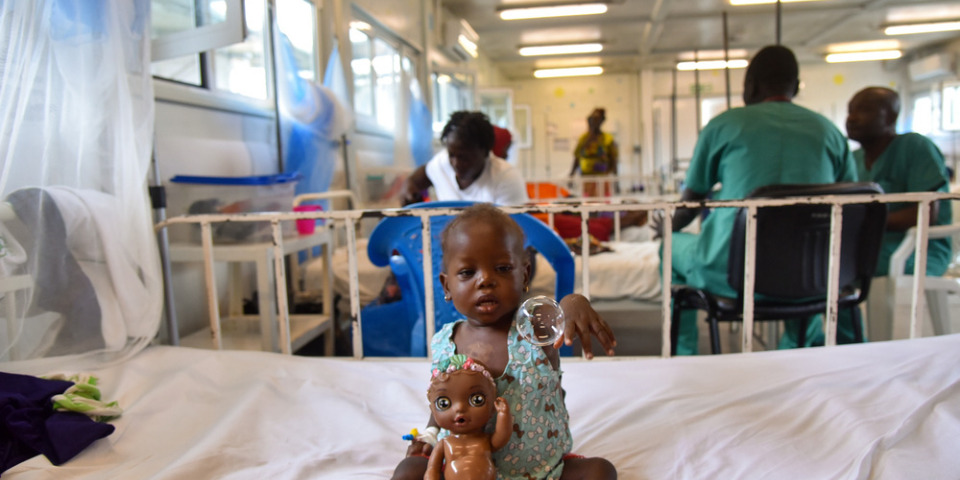兩歲的梅耶拉因高燒不退被送到無國界醫生醫院。經診斷患有營養不良和貧血，在院治療逾三週。在與營養不良、發燒、貧血及肺結核抗爭的過程中，她透過遊戲治療重拾歡笑，與玩具及其他孩童互動。 2025年9月2日。© Mary Dumbuya/MSF
