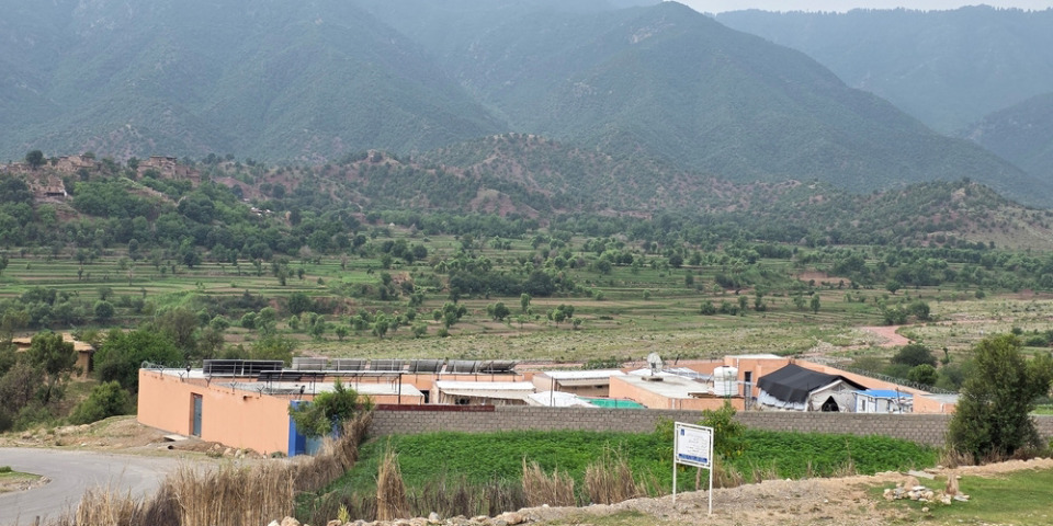 無國界醫生位於巴基斯坦與阿富汗邊境的蒂拉山谷的醫療診所。該地區飽受戰火摧殘，房屋損毀嚴重，數千人因政府軍與武裝團體之間的衝突而流離失所。無國界醫生診所是該地區唯一的醫療機構，為那些難民提供免費優質的醫療服務。© Gul Nayab/MSF