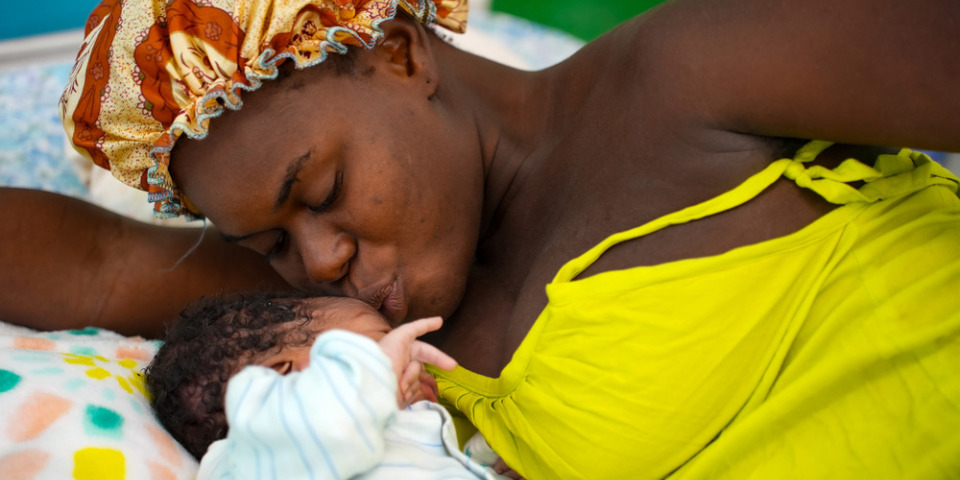25歲的Dieuline在無國界醫生協助重啟的海地太子港伊薩耶讓蒂產科醫院裡,她的新生兒就在她身邊。2025年9月。© Marx Stanley Léveillé/MSF