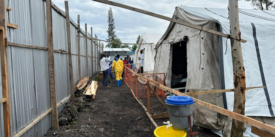 為了因應剛果民主共和國哥馬日益增長的霍亂治療需求，無國界醫生在當地運作霍亂治療中心（CTU）醫療帳篷，旨在增加供水、淋浴、廁所、洗手和消毒點，並有效管理固體和液體廢物來預防及控制感染。© Laora Vigourt/MSF