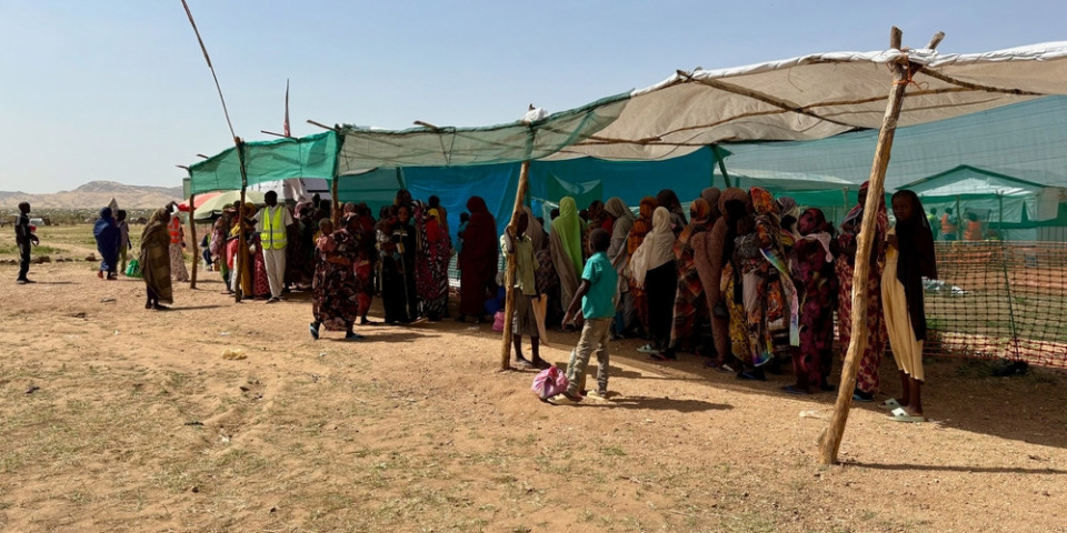 一群母親帶著孩子們排隊等待篩檢營養不良。蘇丹北達夫塔維拉難民營,2025年10月14日。© Aurélie Lécrivain/MSF