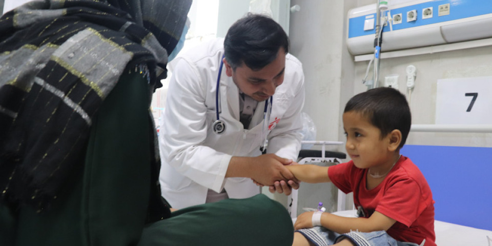 在馬扎里沙里夫的阿布・阿里・西那醫院，無國界醫生兒科加護病房中，優索夫（Yusuf）正和他的醫生談話。2025年7月。©Zahra Shoukat