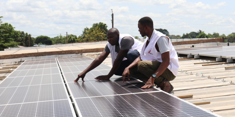 無國界醫生在布吉納法索德杜固（Dédougou）綠色能源專案中安裝的太陽能板，推廣以永續的能源來對抗氣候變遷。攝於2025年9月30日，德杜固。©Saïda Doumbia/MSF