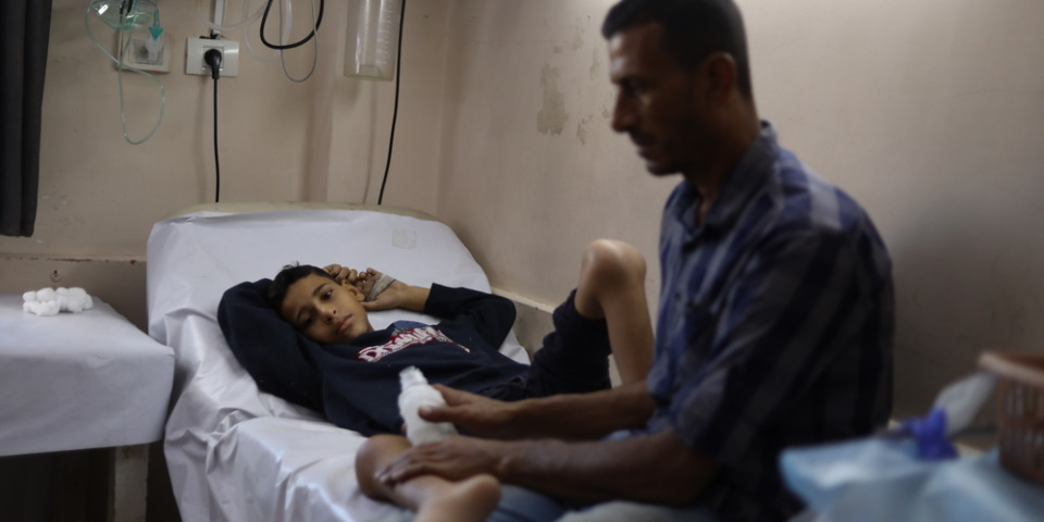 9歲的血友病患者瓦利德因加薩醫院無法提供抗體測試,在醫院等待轉診治療。© Nour Alsaqqa