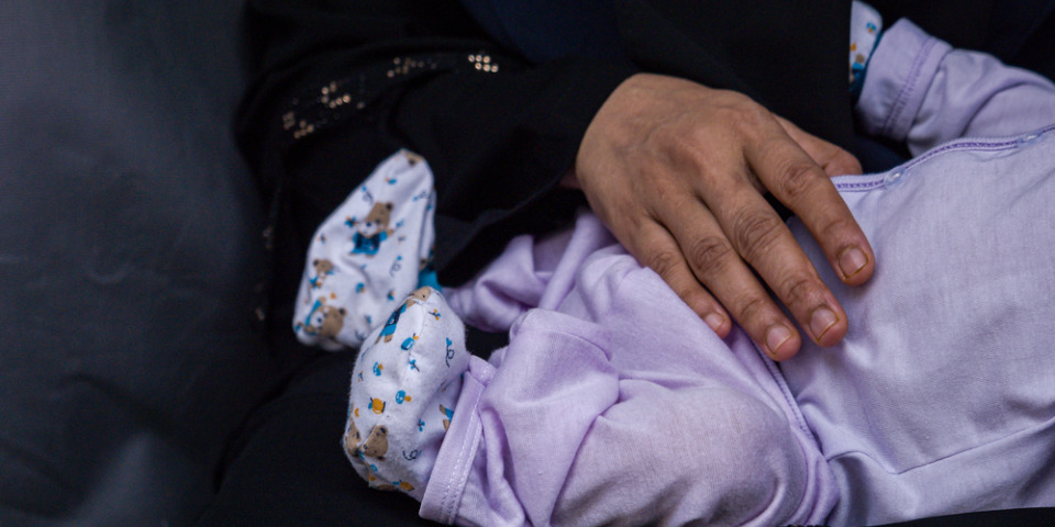 一名羅興亞母親在馬來西亞檳城的無國界醫生診所等候看診時，懷中抱著她的新生兒。2025©Annice  Lyn