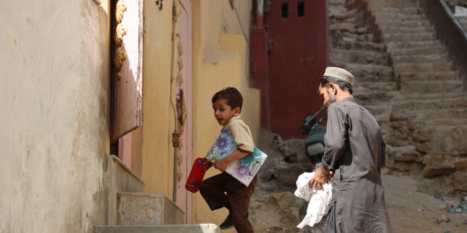 在無國界醫生醫院接受六個月的結核病治療後,六歲的穆斯塔法已經恢復了活力,重返校園。© Gul Nayab/MSF