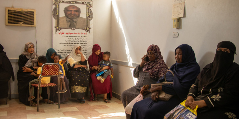 位於埃及南部阿斯旺的診所候診室,無國界醫生與歐姆哈比貝基金會合作在此提供醫療服務。© Mario Fawaz/MSF