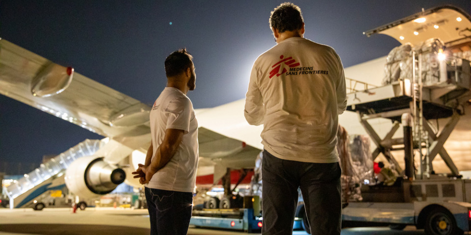 無國界醫生斯里蘭卡緊急統籌大衛．克羅夫特和南亞物流經理古赫爾．克沙阿在斯里蘭卡班達拉奈克國際機場接收無國界醫生組織的捐贈物資。© MSF