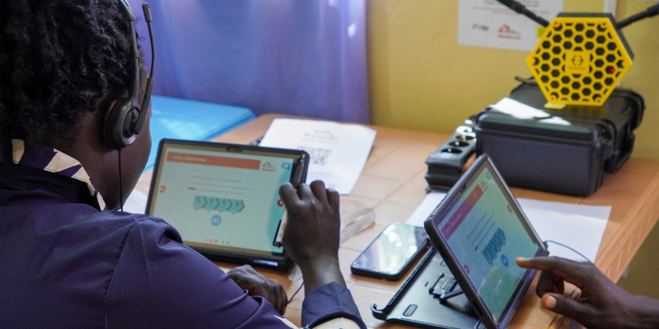 一位醫護人員學員於無國界醫生醫療學院的教室裡使用平板進行線上學習,補齊落下的課程內容。照片拍攝於2025年11月11日,南蘇丹。©Alicia Gonzalez/MSF