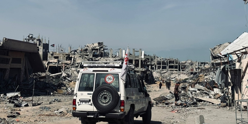 一輛無國界醫生汽車駛過一片廢墟。巴勒斯坦賈巴利亞,2025年2月。© MSF