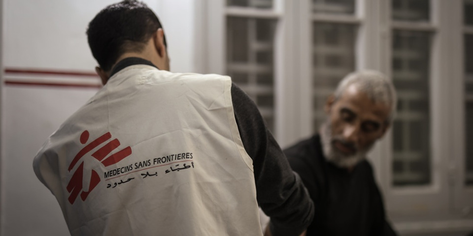 Khaled Al-Shawwa醫生在無國界醫生位於加薩市的診所內進行一場小手術。照片拍攝於2024年12月30日。©Motassem Abu Aser