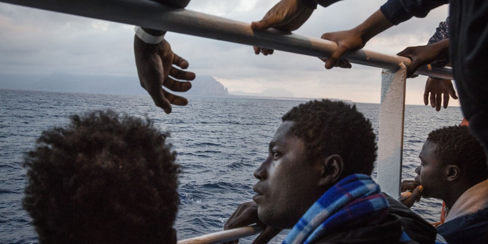2017年6月時身處無國界醫生搜救船Prudence上的獲救移民。© Andrew McConnell/Panos Pictures