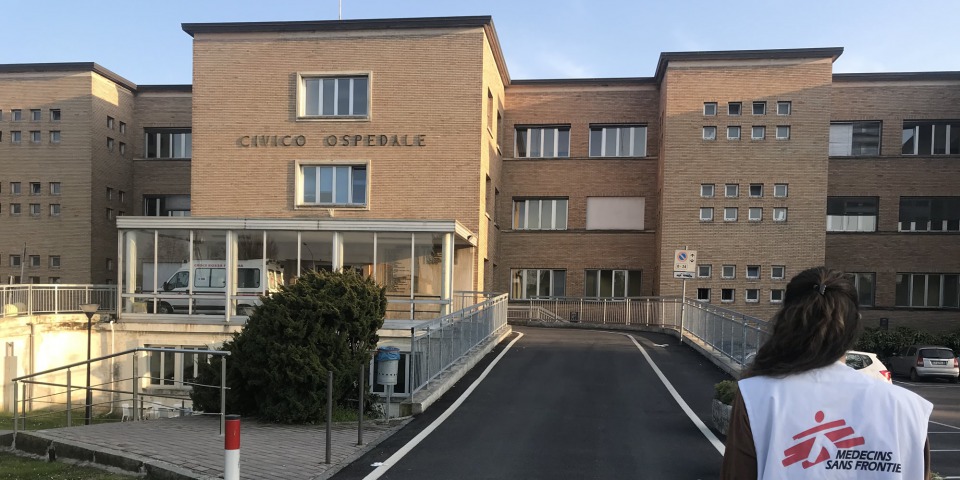 無國界醫生的護理師卡羅塔(Carlotta)在義大利洛迪省的醫院協助應對新冠肺炎疫情。©Lisa Veran/MSF