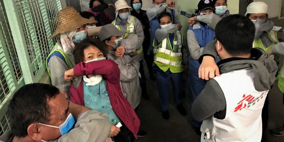 街道清潔工陳女士(圖中紅衣者)參與無國界醫生有關2019冠狀病毒病的健康教育活動後指:「這是我第一次學到如果我咳嗽時沒有紙巾,應該以手肘內側遮擋口鼻,而不是用雙手,這樣我才能保持雙手清潔。我認為這一點對於清潔工人來說是很重要的。」她相信,正確應用預防感染措施有助保持個人健康。© MSF
