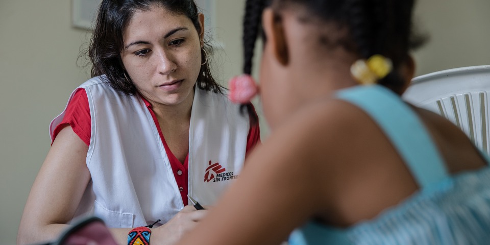 無國界醫生心理學家馬丁內斯為一位八歲女童診症,這女童由其學校轉介,懷疑是性侵受害者。 © Marta Soszynska/MSF 無國界醫生心理學家馬丁內斯為一位八歲女童診症,這女童由其學校轉介,懷疑是性侵受害者。 © Marta Soszynska/MSF