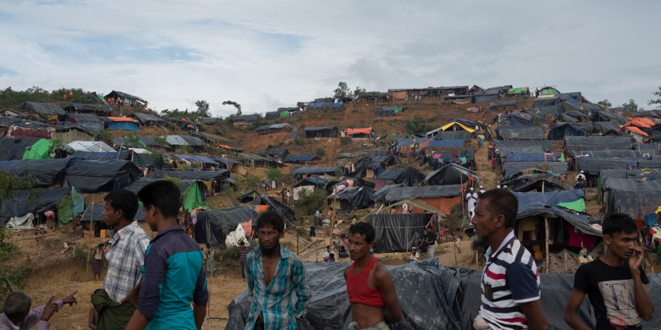 大批難民湧至，臨時營地滿佈山頭。© Antonio Faccilongo
