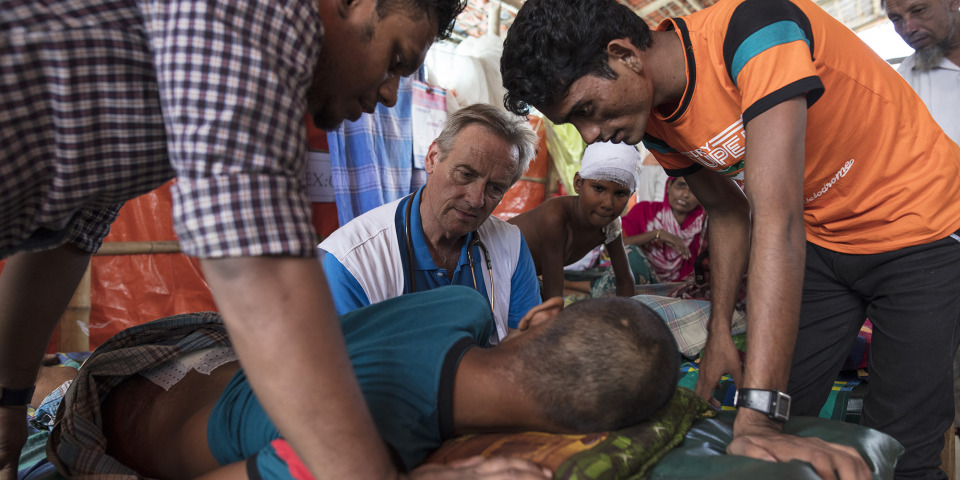 在庫圖巴朗的無國界醫生醫療設施，克羅斯醫生正照顧一名股骨骨折的病人。© Paula Bronstein/Getty Images
