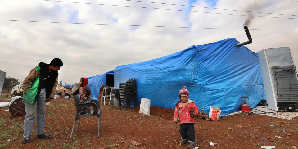 很多家庭被迫擠在一個帳篷裡，幾乎沒有放東西的地方，只能堆在外面。©Omar Haj Kadour/MSF